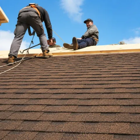 Artisan couvreur Saint-Symphorien réalisant la pose d'une toiture en tuiles