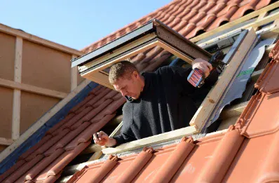 Pose de fenêtre de toit et velux par un couvreur à Saint-Symphorien